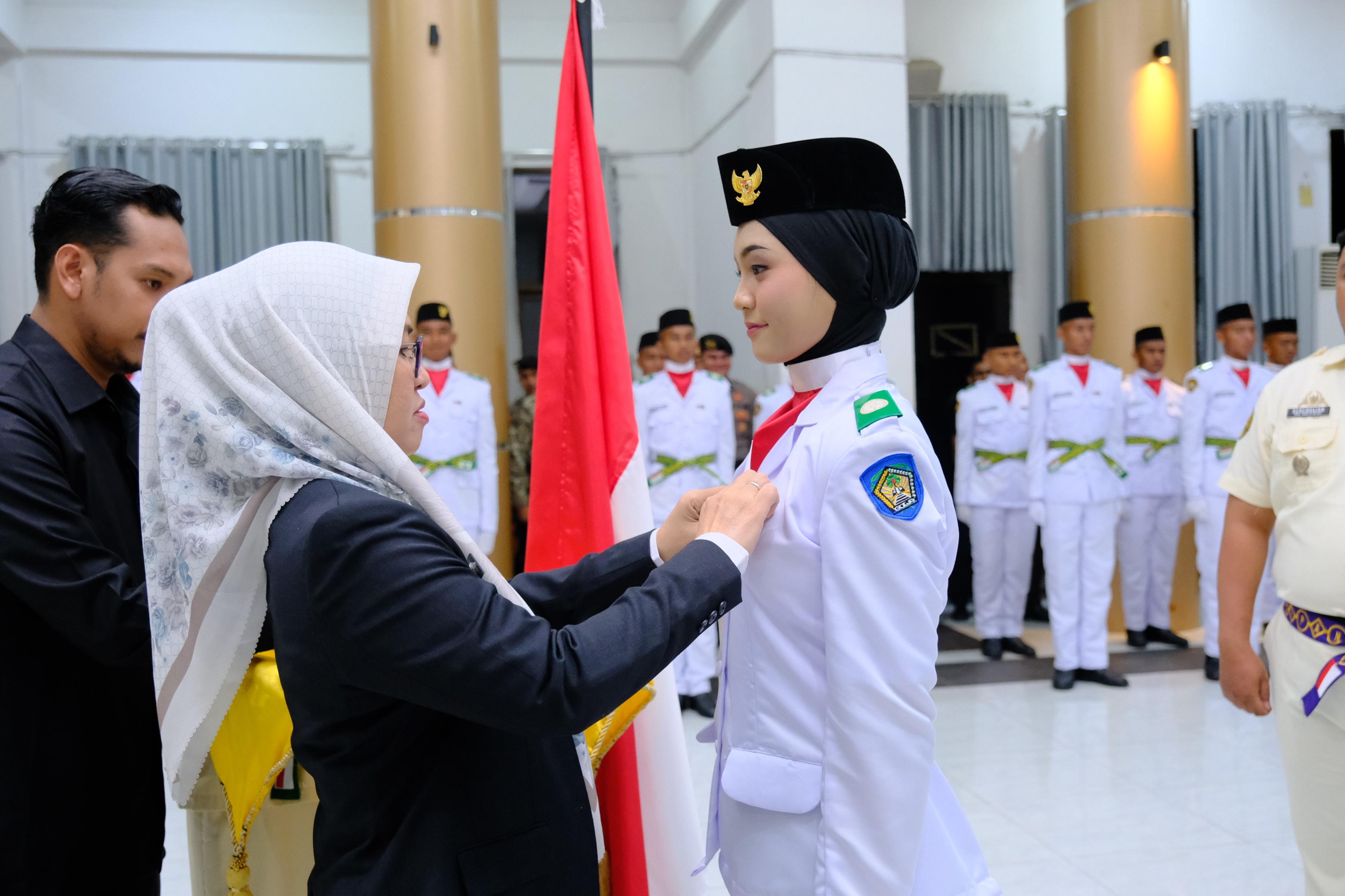 Bupati Sitti Husniah Talenrang Kukuhkan 70 Anggota Paskibraka Gowa