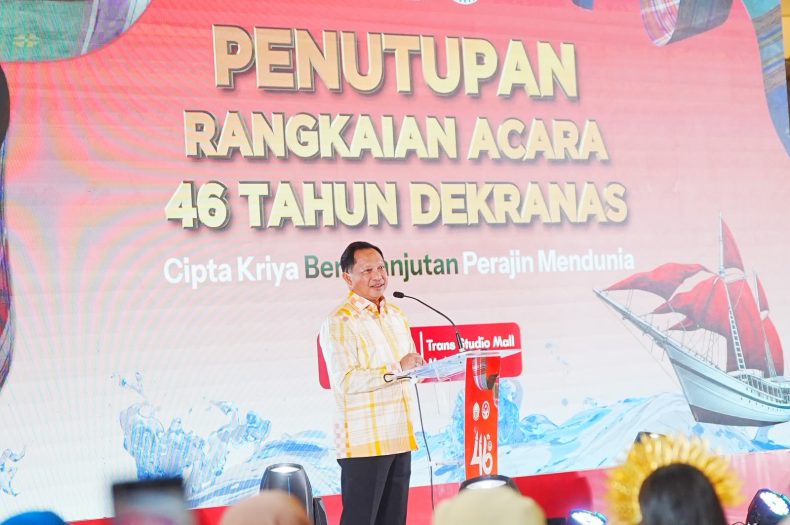 Tito Karnavian Tampil Elegan Kenakan Sutra Khas Gowa Saat Penutupan HUT ke-46 Dekranas